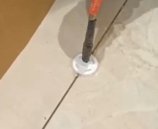 新沂瓷砖空鼓维修公司专业解答瓷砖在铺贴过程中，如果没有涂抹均匀到位的粘结材料（如水泥砂浆或瓷砖胶），可能会导致以下问题