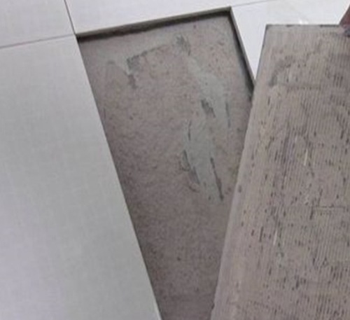 新沂瓷砖空鼓维修公司分享瓷砖铺贴时如果打浆（即涂抹在瓷砖背面和基层上的砂浆或瓷砖胶）过少，会带来以下问题